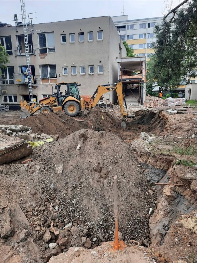 Hloubení rýhy před bytovým domem