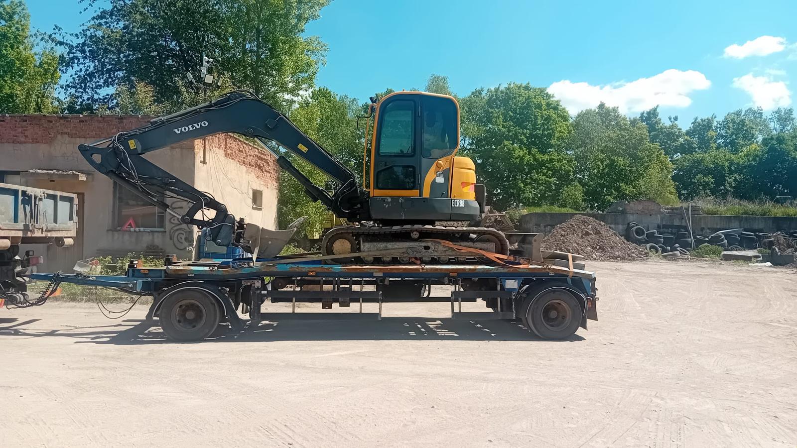 Rypadlo Volvo ECR88 naložené a upnuté na přívěsu