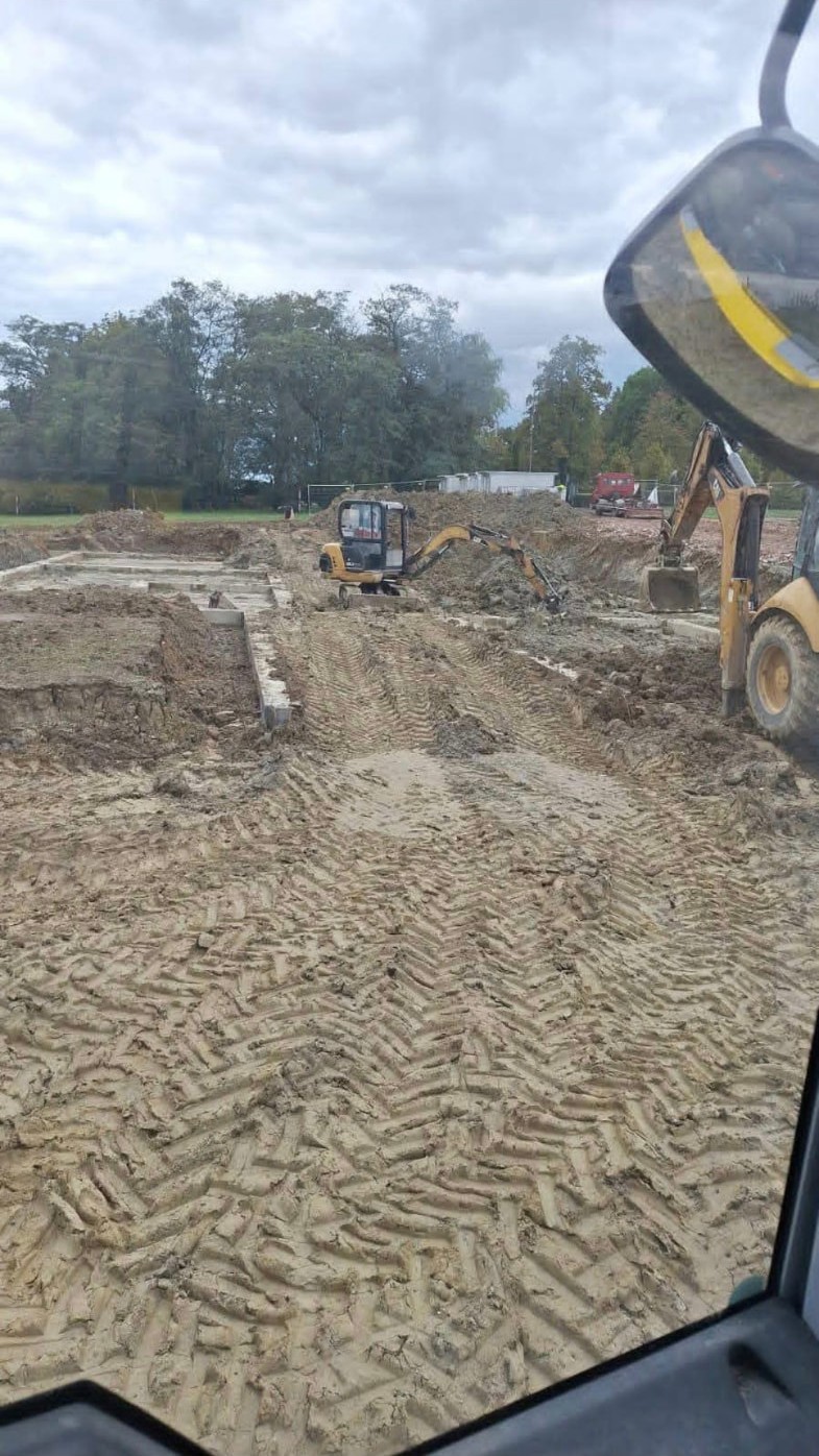 Rozpracované staveniště se stopami techniky