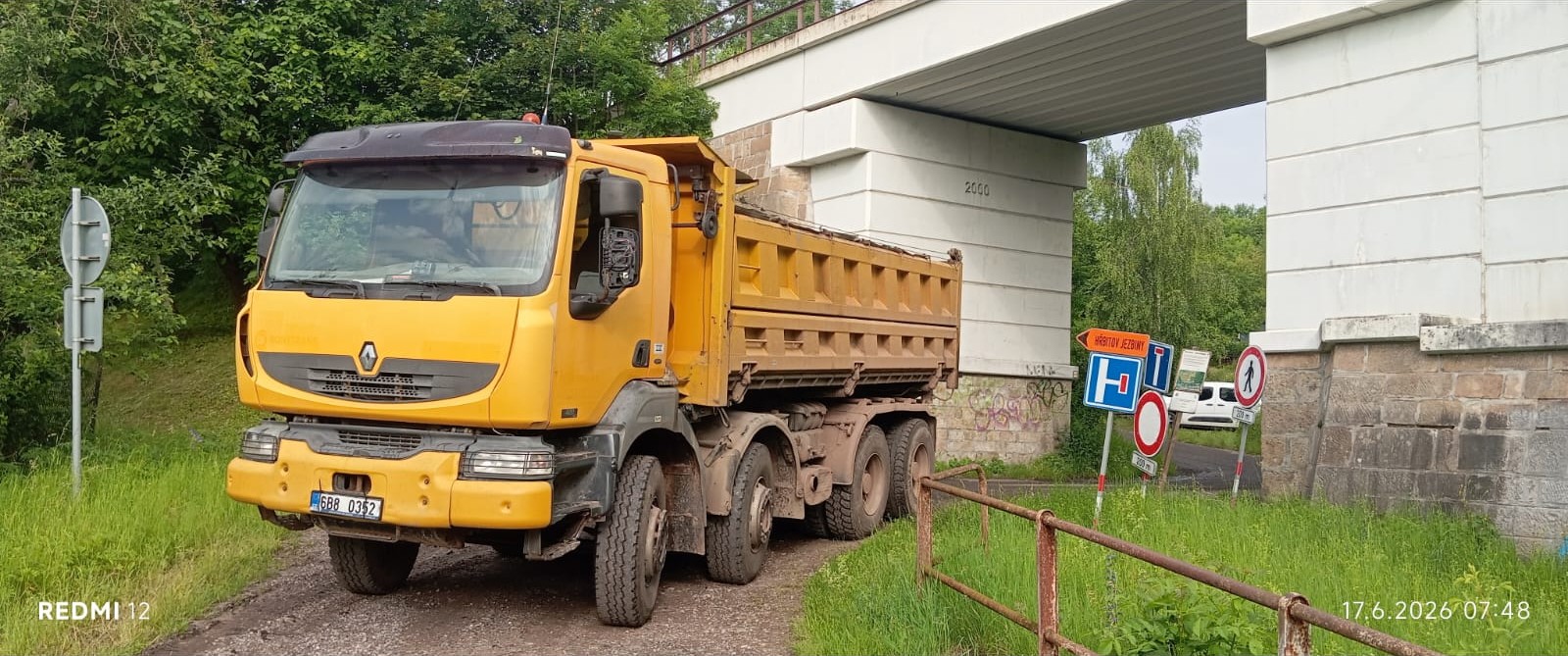 Nákladní vůz Renault na odstavné ploše pod mostem