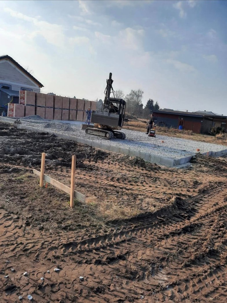 Příprava základů rodinného domu na štěrkovém podsypu
