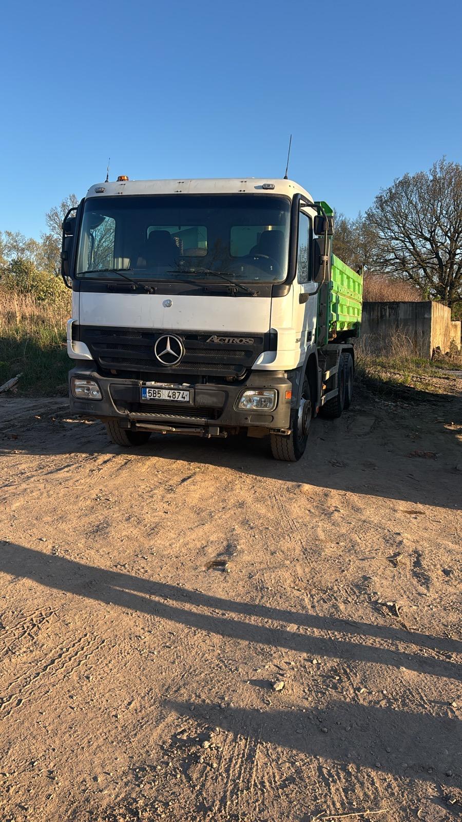 Tahač Mercedes-Benz Actros s návěsem