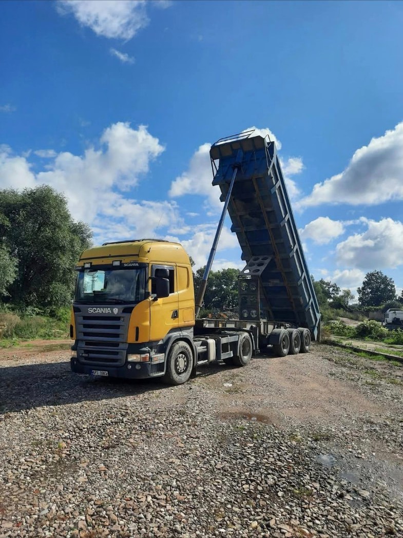 Sklápěcí souprava při vysypávání materiálu